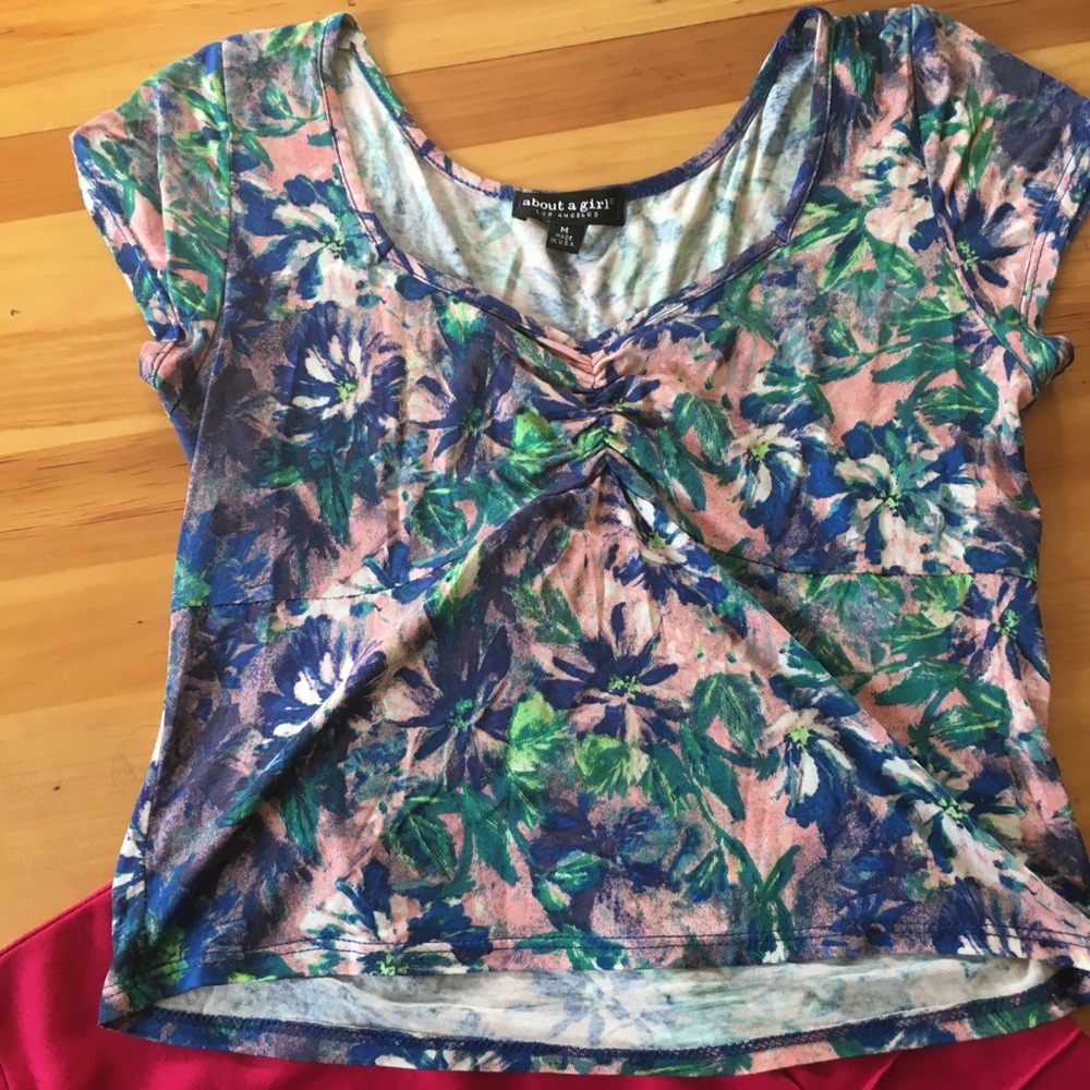About a girl crop top - Picture 2 of 2